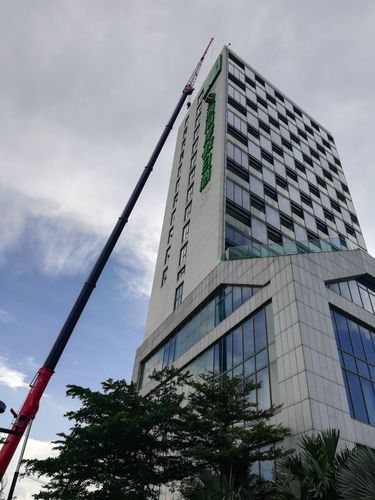 海口西海岸假日酒店外墙广告拆除进行中 城市形象与安全的双重考量